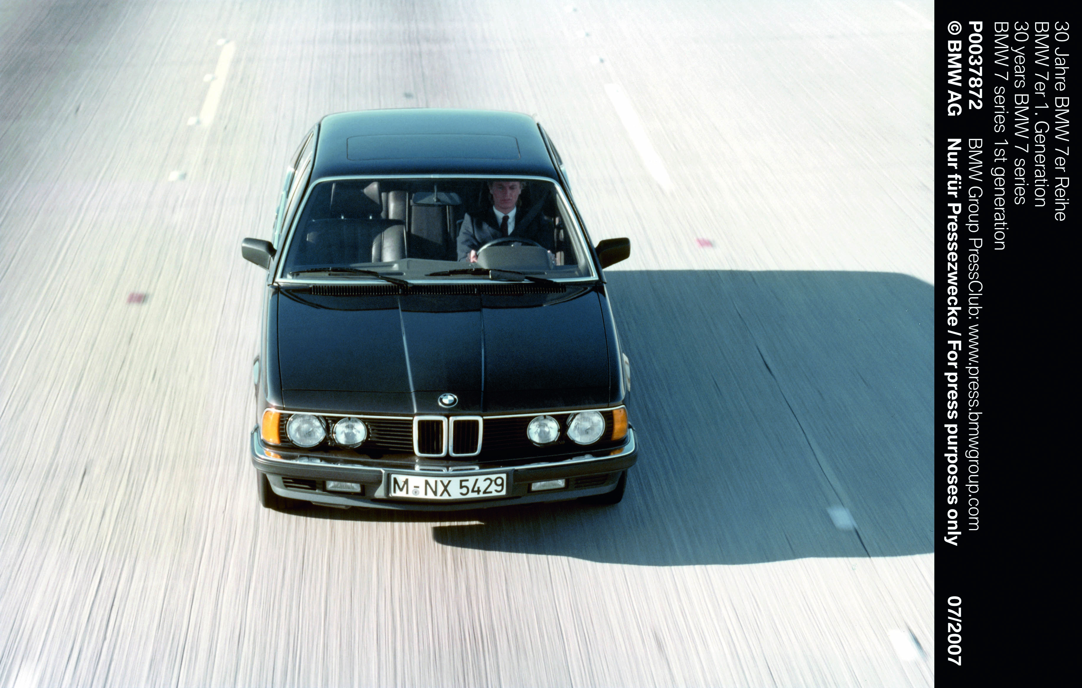Sikaflex yapıştırıcı, 80'lerin sonlarındaki BMW 7 serisinin ön camı için kullanıldı Sikaflex yapıştırıcı, 80'lerin sonlarındaki BMW 7 serisinin ön camı için kullanıldı