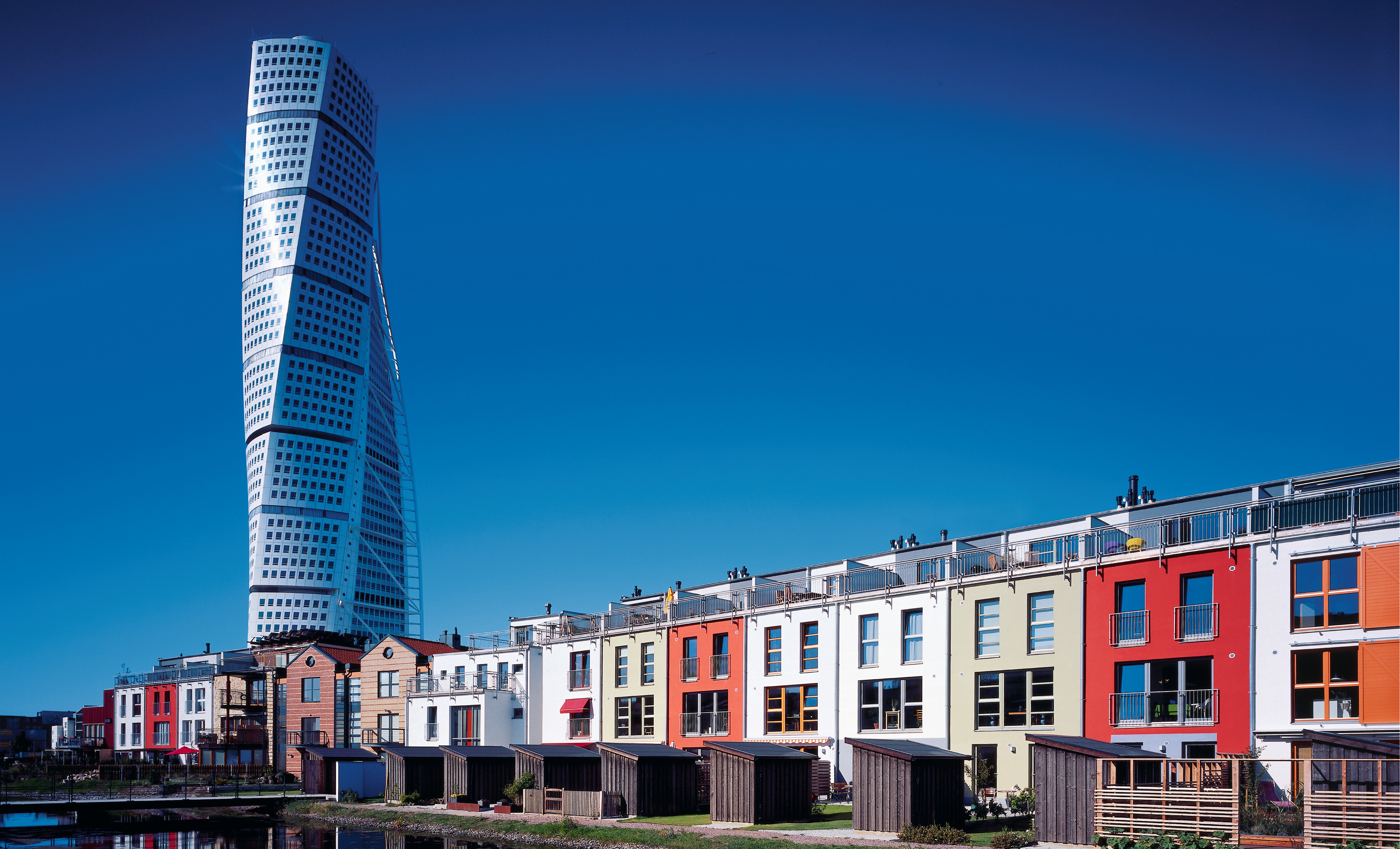 Sika ViscoCrete sayesinde, Malmö, İsveç'te 180 metre yüksekliğindeki "Torna Torso" nun en üst katlarına kadar beton pompalamak ve sıvasız beton cepheye cam gibi pürüzsüz bir yüzey vermek mümkün oldu. Sika ViscoCrete sayesinde, Malmö, İsveç'te 180 metre yüksekliğindeki "Torna Torso" nun en üst katlarına kadar beton pompalamak ve sıvasız beton cepheye cam gibi pürüzsüz bir yüzey vermek mümkün oldu.