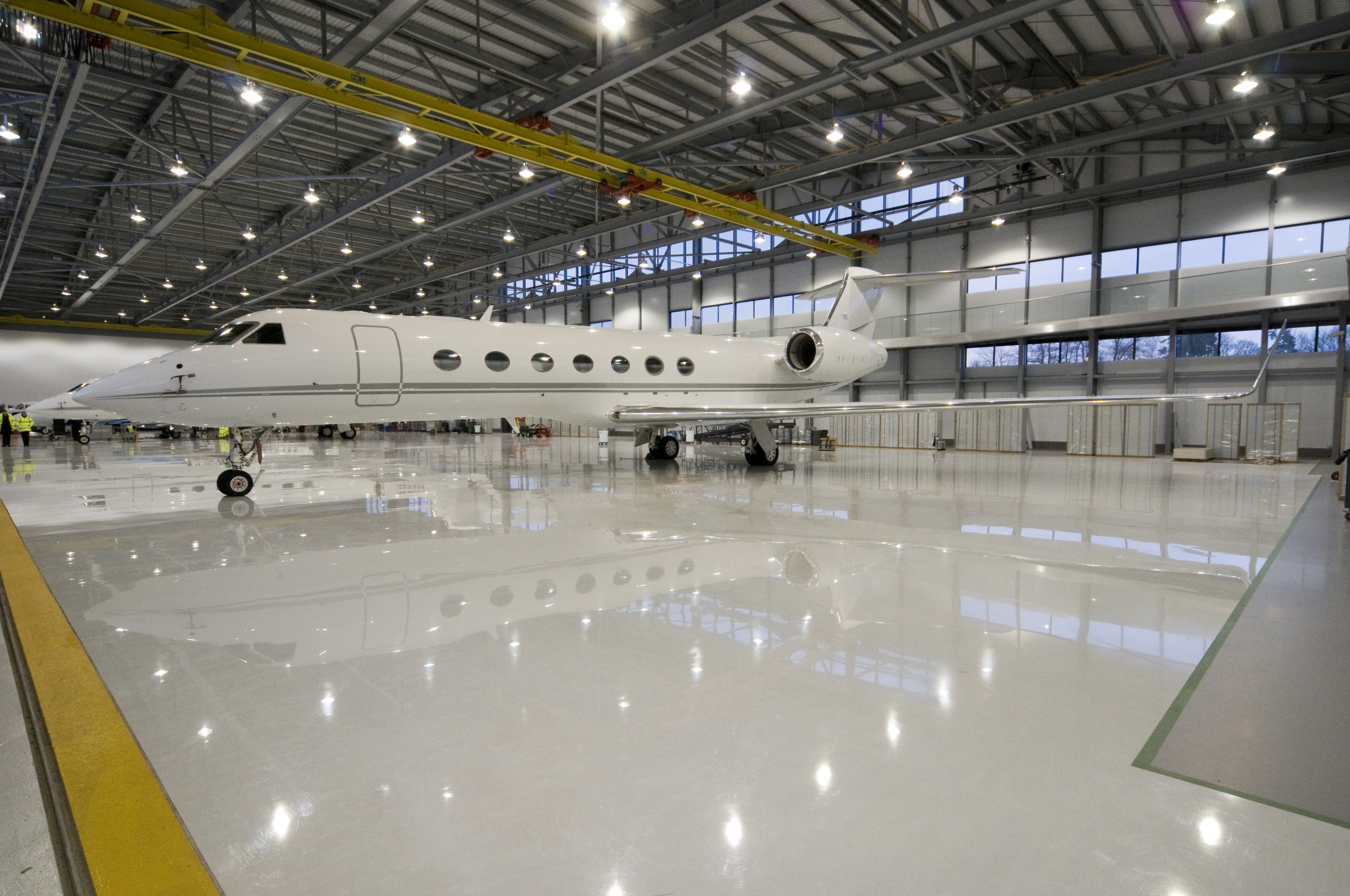 Emirates maintenance facility at Dubai International Airport. Sikafloor® and Sika® Unitherm® fire protection.